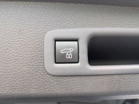 Used 2025 Toyota Sienna XLE FWD image 14