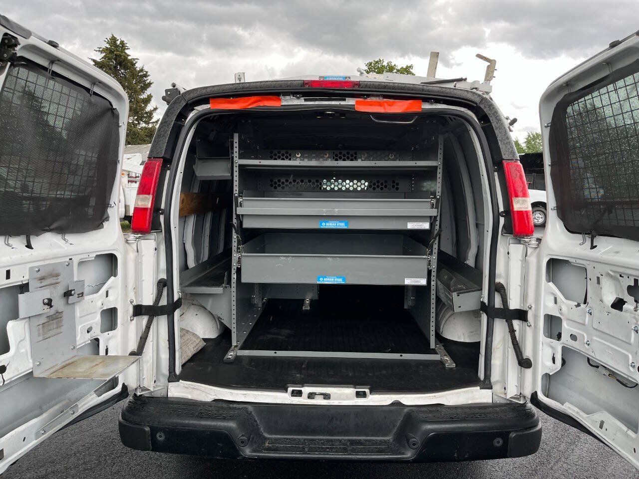 Used 2018 Chevrolet Express 2500 w/ Driver Convenience Package RWD image 15