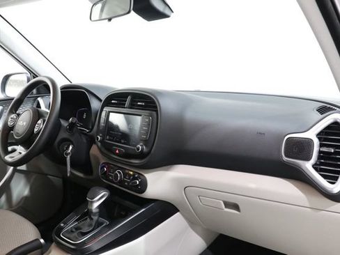 Used 2025 Kia Soul LX w/ LX Technology Package FWD image 16