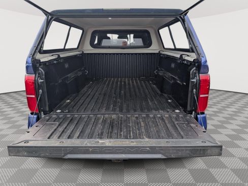 Used 2025 Toyota Tacoma SR5 AWD/4WD image 12