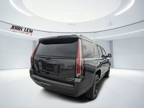 Used 2016 Cadillac Escalade Premium image 3
