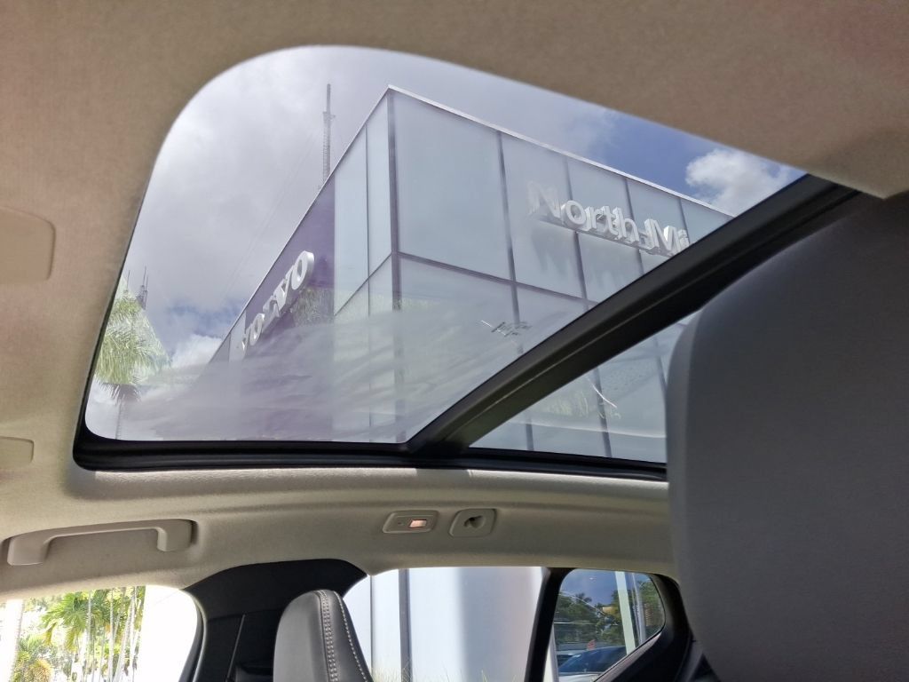 Used 2025 Volvo XC40 B5 Ultra AWD/4WD image 7