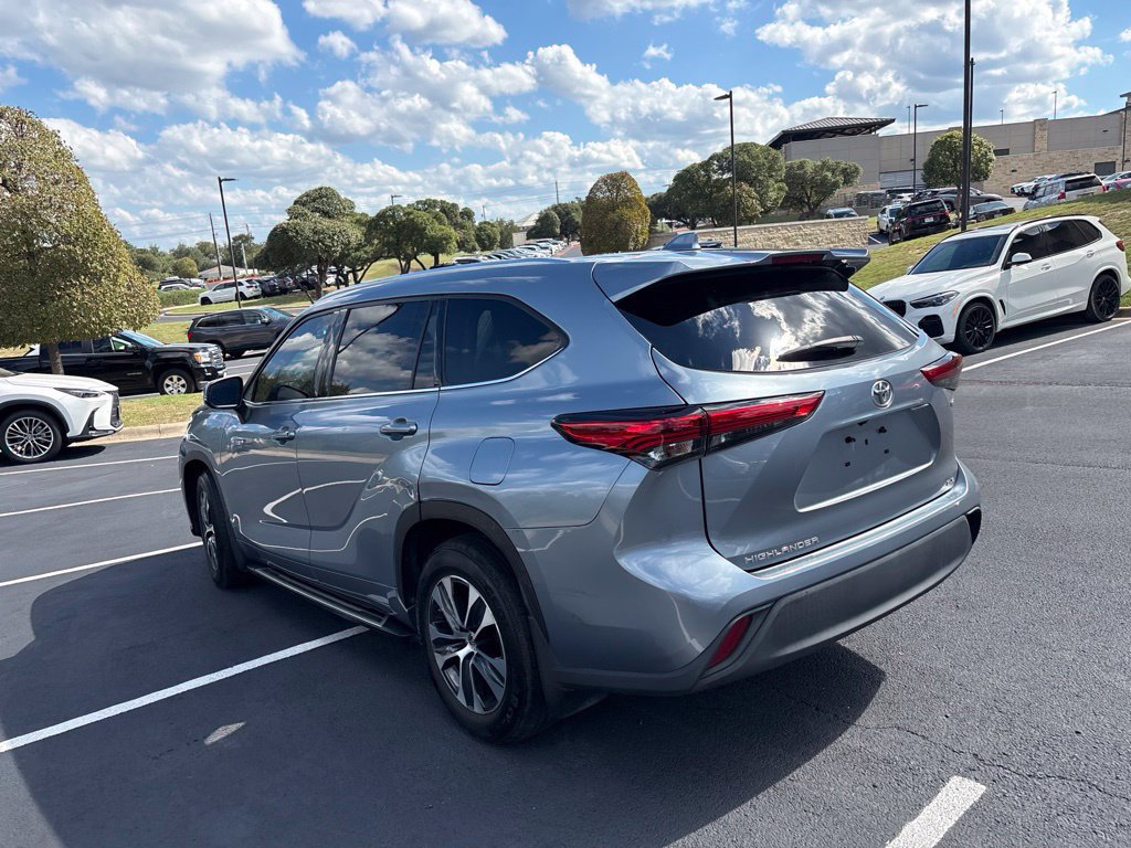 Used 2020 Toyota Highlander XLE FWD image 3