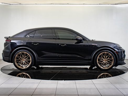 Certified 2024 Porsche Macan 4 Electric image 9