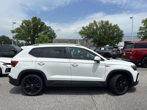 Used 2023 Volkswagen Taos SE w/ Panoramic Sunroof Package FWD image 31