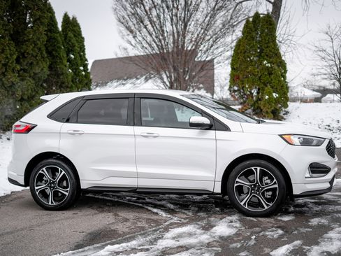 Used 2023 Ford Edge ST image 4
