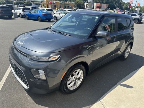 Used 2022 Kia Soul S FWD image 2