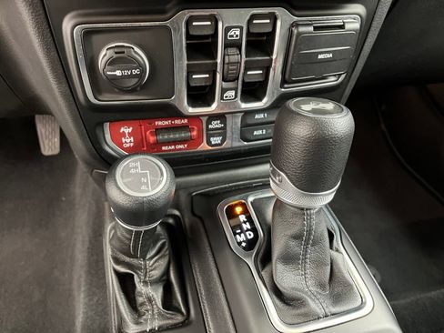 Used 2026 Jeep Wrangler Unlimited Rubicon AWD/4WD image 25