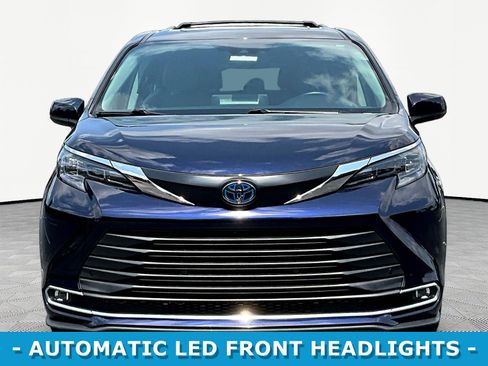 Used 2024 Toyota Sienna XLE AWD/4WD image 2