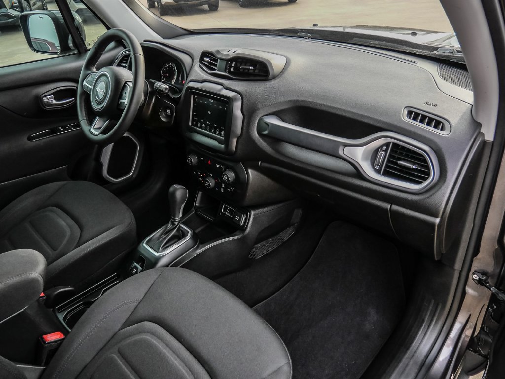 Used 2018 Jeep Renegade Latitude FWD image 14