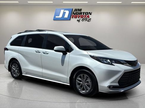 Used 2022 Toyota Sienna XLE FWD image 3