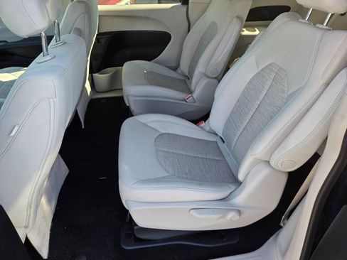 Used 2018 Chrysler Pacifica Touring Plus FWD image 8