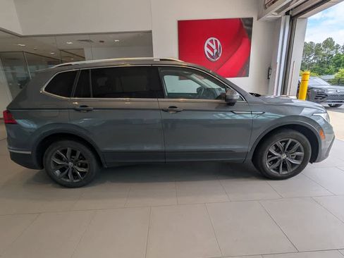 Used 2023 Volkswagen Tiguan SE w/ Panoramic Sunroof Package FWD image 24