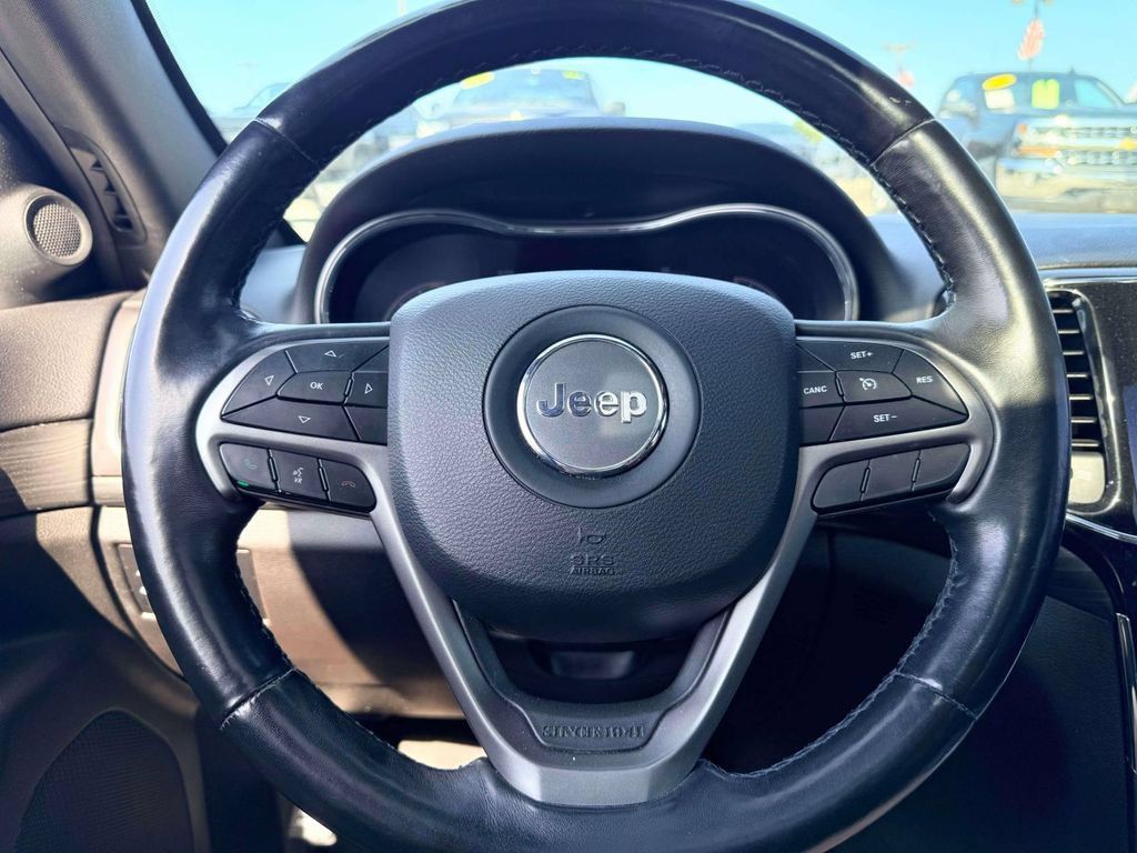 Used 2019 Jeep Grand Cherokee Laredo AWD/4WD image 17