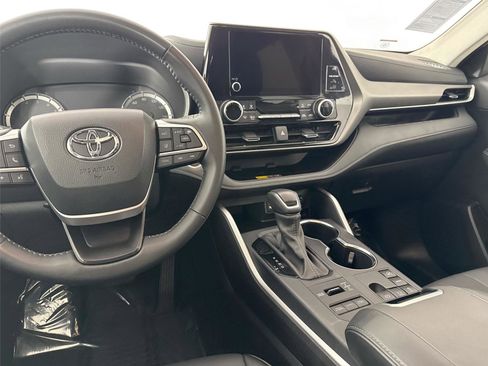 Certified 2025 Toyota Highlander XLE AWD/4WD image 32