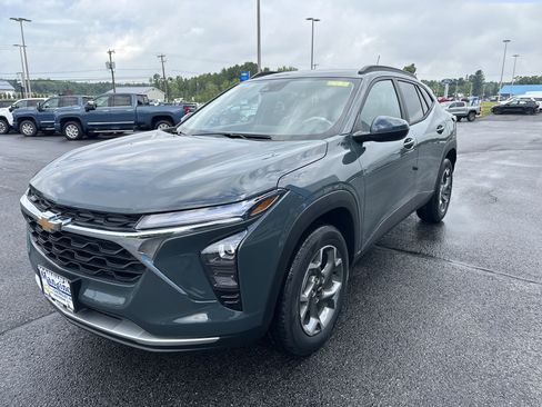 New 2026 Chevrolet Trax LT w/ Driver Confidence Package FWD image 3