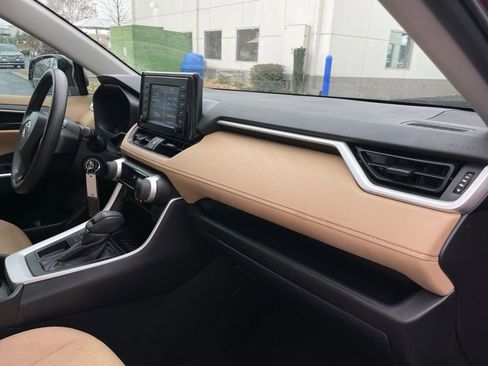 Used 2019 Toyota RAV4 LE image 33