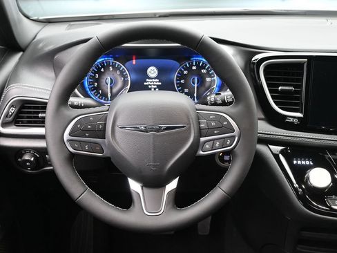 New 2026 Chrysler Pacifica Select FWD image 17
