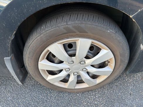 Used 2017 Toyota Corolla LE w/ Carpet Mat Package (TMS) FWD image 6