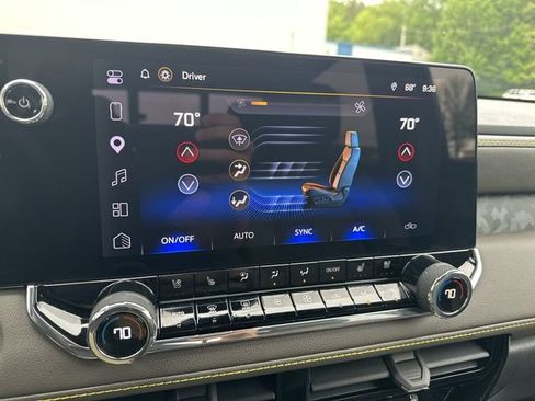 Used 2025 Chevrolet Colorado ZR2 w/ Technology Package AWD/4WD image 18