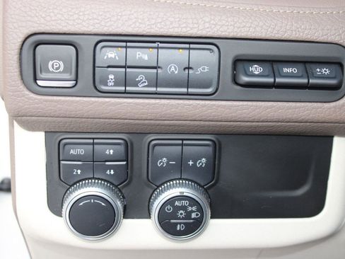 Used 2021 GMC Yukon Denali w/ Denali Premium Package image 28