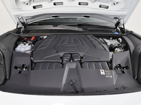 Certified 2025 Porsche Cayenne GTS AWD/4WD image 33
