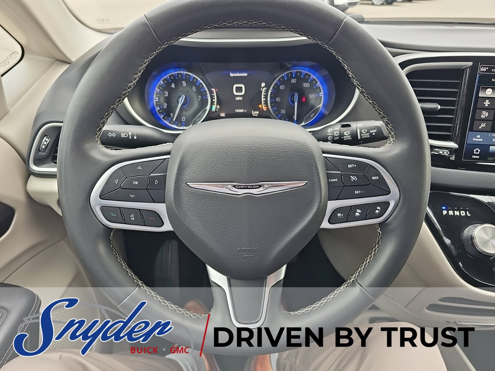 Used 2023 Chrysler Pacifica Touring-L FWD image 12