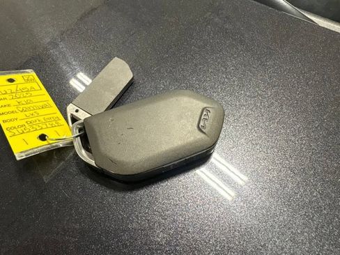 Used 2025 Kia Carnival FWD image 8
