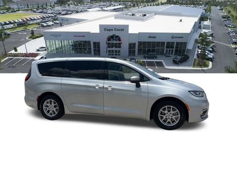 Used 2023 Chrysler Pacifica Touring-L FWD image 12