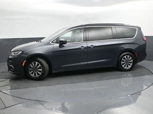 Used 2021 Chrysler Pacifica Touring-L image 2