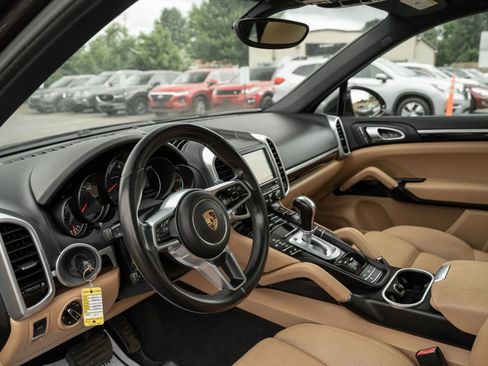 Used 2016 Porsche Cayenne AWD/4WD image 6