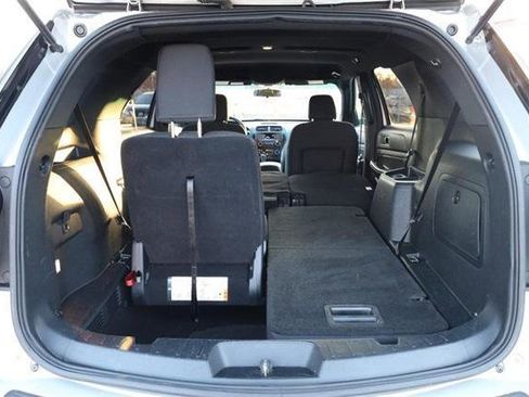 Used 2018 Ford Explorer XLT image 8
