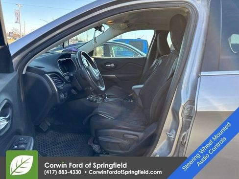 Used 2019 Jeep Cherokee Latitude w/ Cold Weather Group image 8