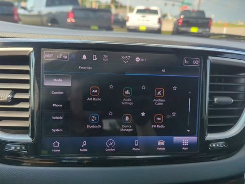 Used 2023 Chrysler Pacifica Touring-L FWD image 18
