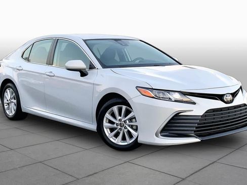 Used 2022 Toyota Camry LE FWD image 3