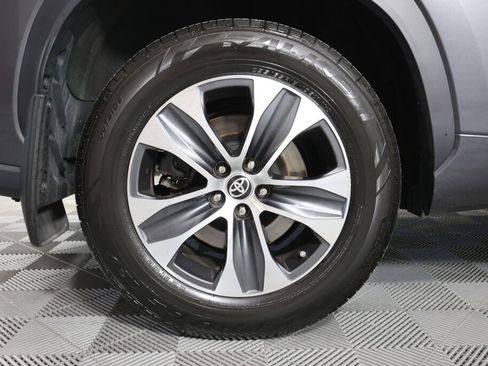 Used 2021 Toyota Highlander XLE AWD/4WD image 7