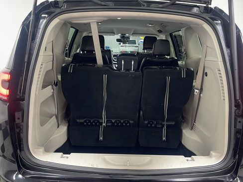 Used 2023 Chrysler Pacifica Touring-L FWD image 18