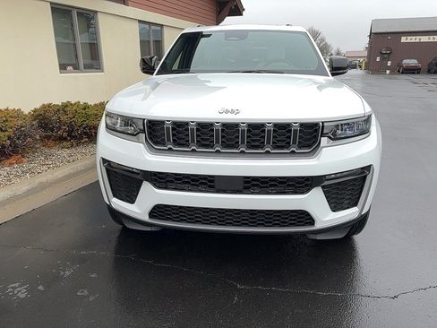 Used 2026 Jeep Grand Cherokee Limited w/ Trailer Tow Package AWD/4WD image 3
