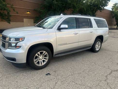 Used 2015 Chevrolet Suburban LT RWD image 4
