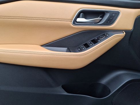 Used 2023 Nissan Rogue Platinum w/ Platinum Premium Package image 12