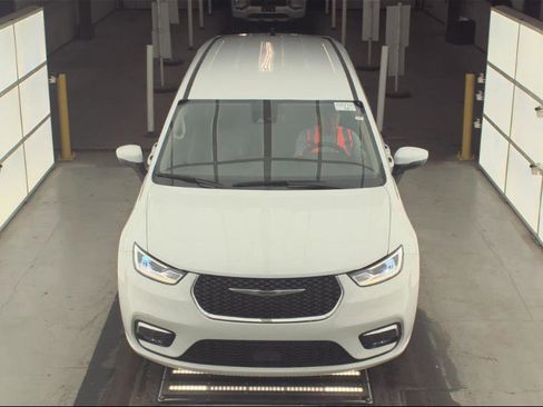 Used 2023 Chrysler Pacifica Touring-L image 8