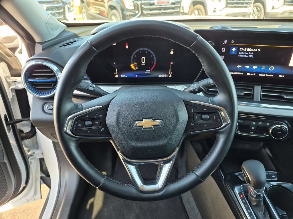 Used 2025 Chevrolet Trax LT w/ LT Convenience Package FWD image 23