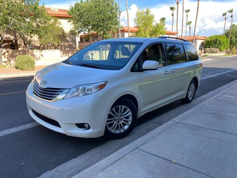 Used 2015 Toyota Sienna XLE Premium FWD image 5