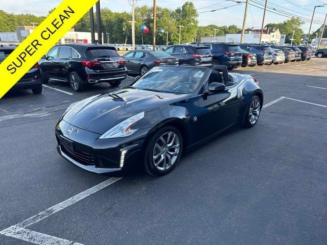 Used 2014 Nissan 370Z Touring RWD image 3