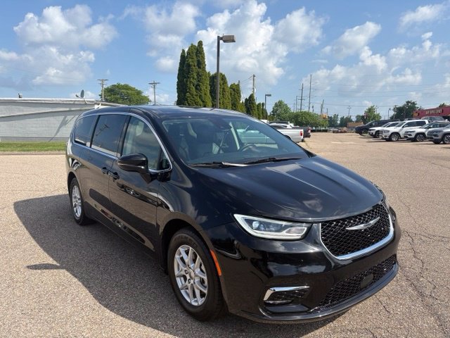 Used 2024 Chrysler Pacifica Touring-L FWD image 7