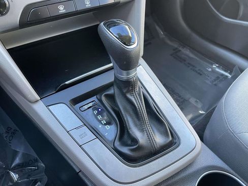 Used 2017 Hyundai Elantra SE image 39