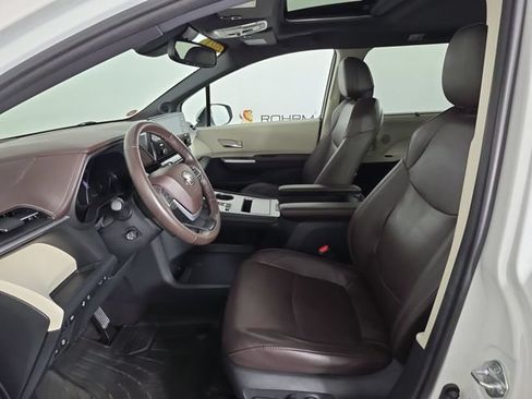 Used 2021 Toyota Sienna Platinum AWD/4WD image 19