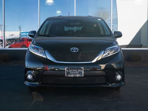 Used 2016 Toyota Sienna SE image 2