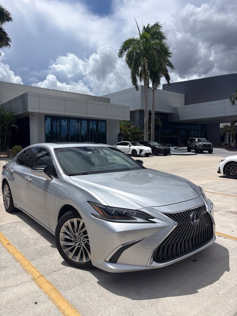 Used 2019 Lexus ES 300h Ultra Luxury w/ Accessory Package 2 FWD image 1
