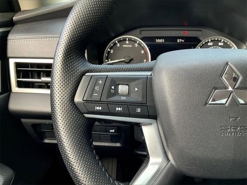 Used 2024 Mitsubishi Outlander SE image 24